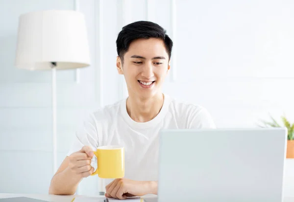 Jovem Trabalhando Casa Com Laptop — Fotografia de Stock