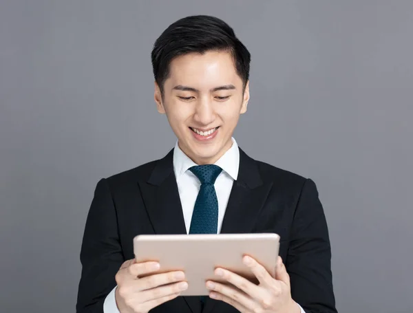 Νεαρός Επιχειρηματίας Που Χρησιμοποιεί Ψηφιακό Tablet — Φωτογραφία Αρχείου