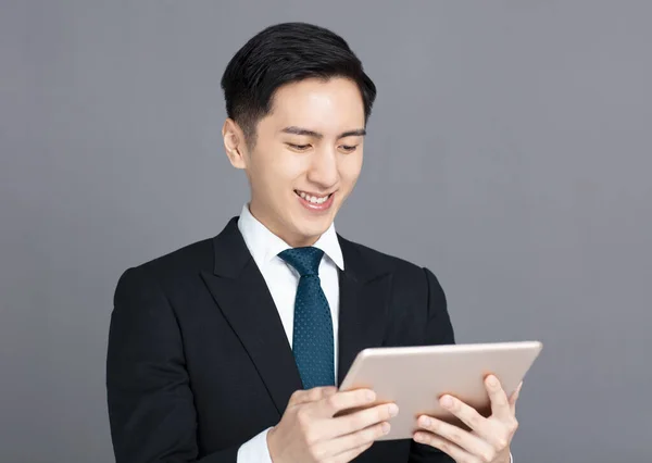 Młody Biznesmen Korzystający Tabletu Cyfrowego — Zdjęcie stockowe