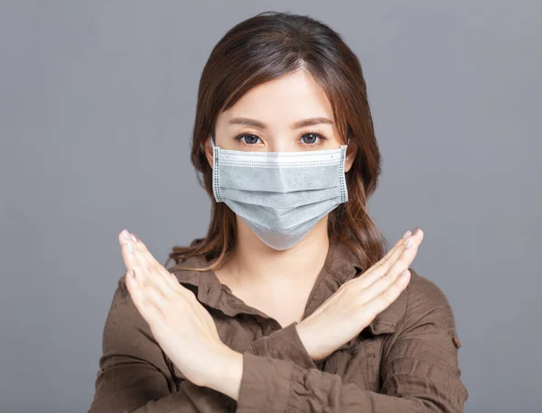 Mladá Žena Nosí Lékařskou Masku Ukazuje Stop Gesto Drž Dál — Stock fotografie