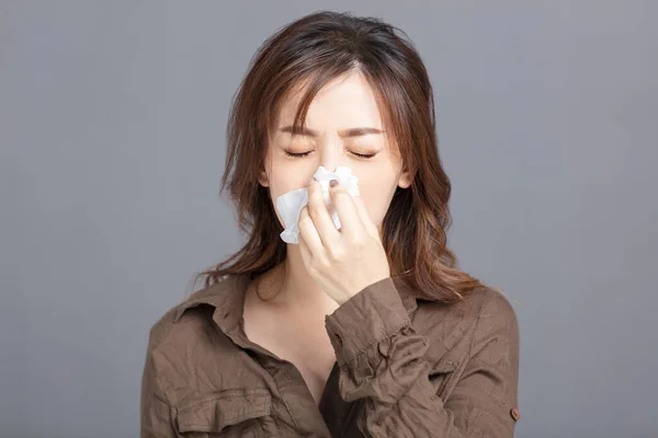 Hasta Genç Kadın Burnunu Siliyor — Stok fotoğraf
