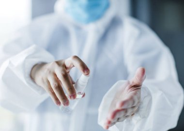 Doktor Hand dezenfektan kullanarak virüsü ve veba enfeksiyonunu önler, covid-19 virüsünü önler.