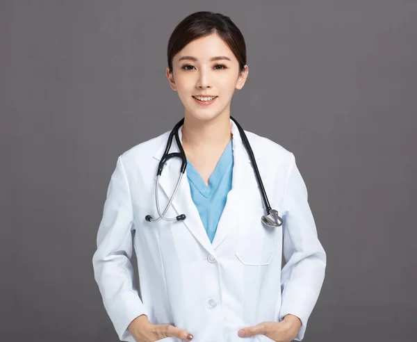 Usmívající Asijský Lékař Bílém Plášti — Stock fotografie