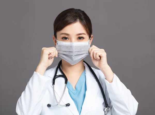 Médico Femenino Con Máscara Protectora — Foto de Stock