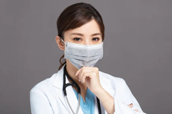 Medico Femminile Che Indossa Maschera Protettiva — Foto Stock