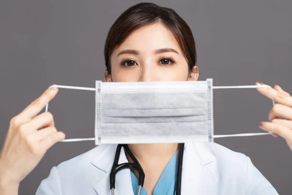 Medico Femminile Che Indossa Maschera Protettiva — Foto Stock