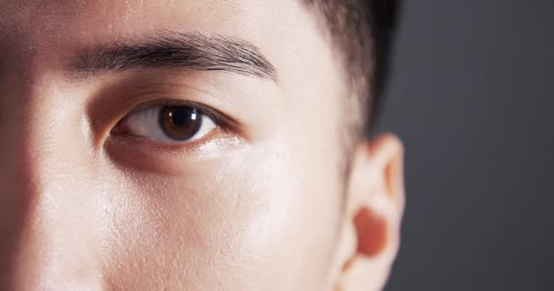 Asyalı Adamın Yüzünü Gözlerini Kapat — Stok video