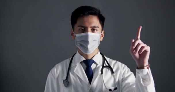 Молодий Чоловік Лікар Рука Вказує Вгору — стокове відео