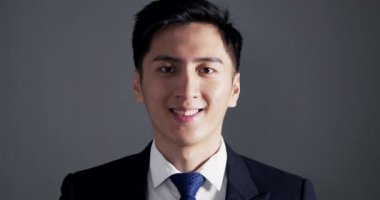 Yakın plan gülümseyen Asyalı genç iş adamı yüzü 