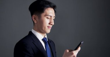 Genç iş adamı akıllı telefonu kullanıyor.