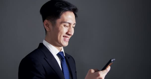 スマートフォンを使っている若いビジネスマンは — ストック動画