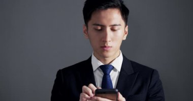 Genç iş adamı akıllı telefonu kullanıyor.