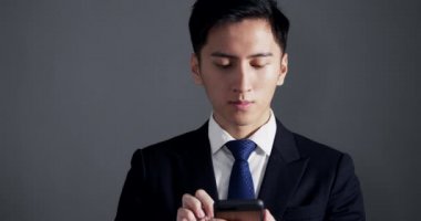 Genç iş adamı akıllı telefonu kullanıyor.