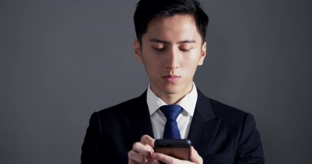 Joven Hombre Negocios Utilizando Teléfono Inteligente — Vídeos de Stock