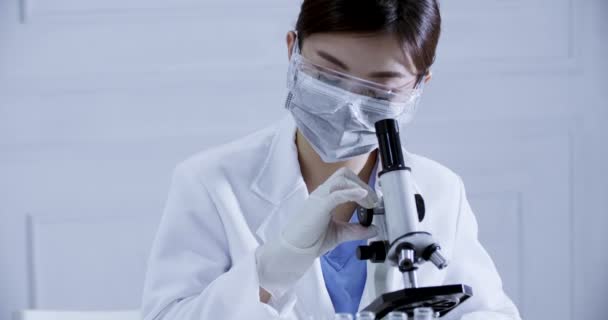 Wetenschapper Het Laboratorium Werkt Lab Met Microscoop — Stockvideo