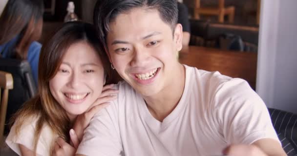 Mutlu Genç Çift Restoranda Cep Telefonu Kamerasıyla Selfie Çekiyor — Stok video