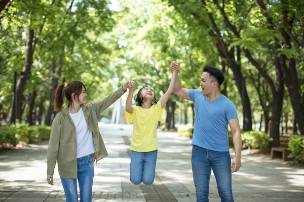 Jovem Asiática Família Com Criança Divertindo Parque Natureza — Fotografia de Stock