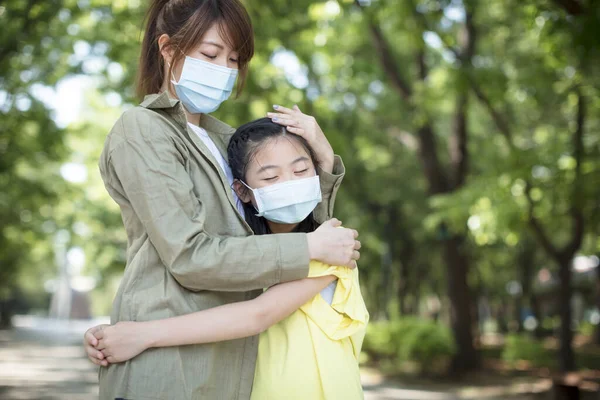 Matka Dziecko Noszą Maskę Twarzy Podczas Koronawirusu Grypy — Zdjęcie stockowe
