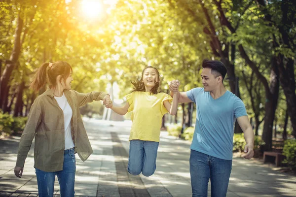 年轻的亚洲家庭 孩子在自然公园里玩得很开心 — 图库照片