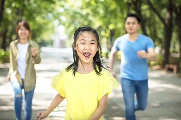 自然公園で楽しんでいる子供を持つ若いアジアの家族 — ストック写真