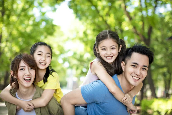 Feliz Jovem Família Divertindo Livre — Fotografia de Stock