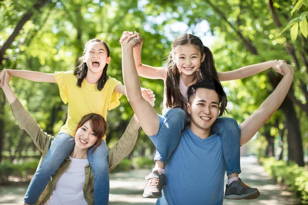 Feliz Familia Joven Divirtiéndose Aire Libre —  Fotos de Stock