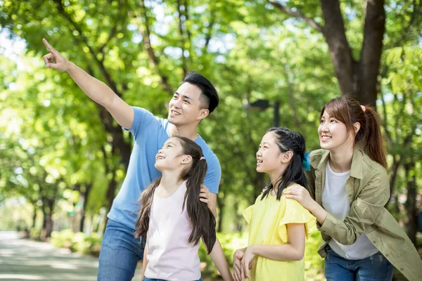 Mutlu Aile Izleyip Parkta Bir Şeyler Gösteriyor — Stok fotoğraf