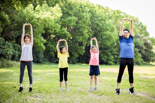 Lycklig Familjeträning Tillsammans Parken — Stockfoto