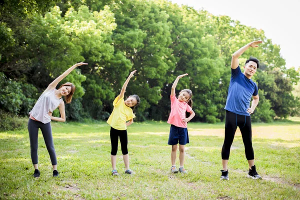 Happy Family Exercising Together Park — Stock Photo, Image