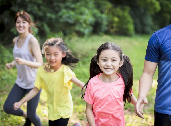 Keluarga Bahagia Dengan Dua Gadis Berjalan Atau Jogging Taman — Stok Foto