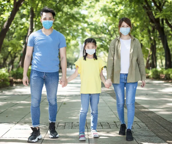 Koronavirüs Acil Durumu Sırasında Aile Yürürken Maske Takıyor — Stok fotoğraf