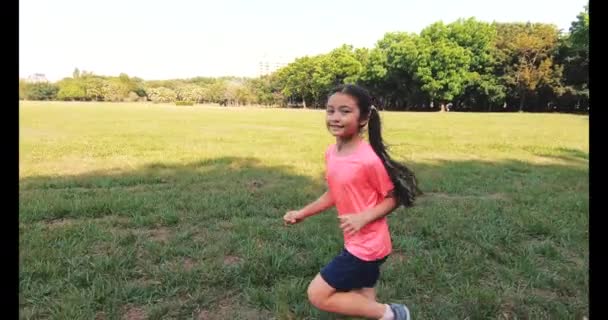 Glückliches Kleines Mädchen Läuft Oder Joggt Park — Stockvideo