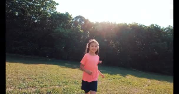 Gelukkig Klein Meisje Lopen Joggen Het Park — Stockvideo