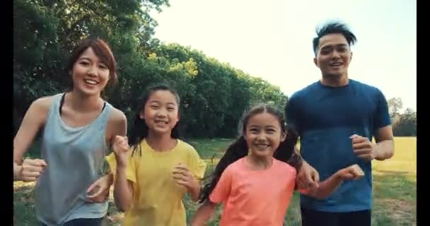 Happy Family Met Twee Meisjes Hardlopen Joggen Het Park — Stockvideo