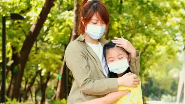 Moeder Kind Dragen Gezichtsmasker Tijdens Coronavirus Griep — Stockvideo