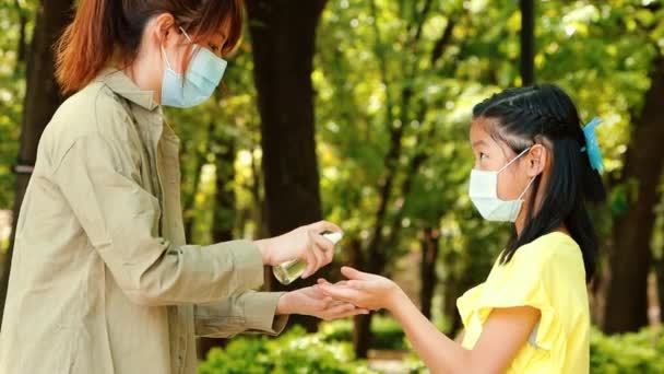 Mère Fille Utilisant Gel Désinfectant Pour Les Mains — Video