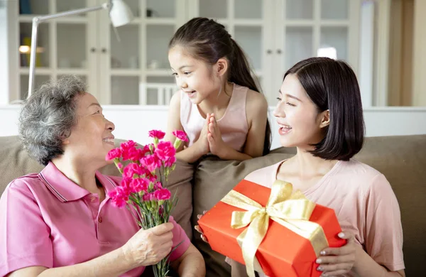 Feliz Dia Mãe Criança Mãe Parabenizando Avó Dando Lhe Flores — Fotografia de Stock