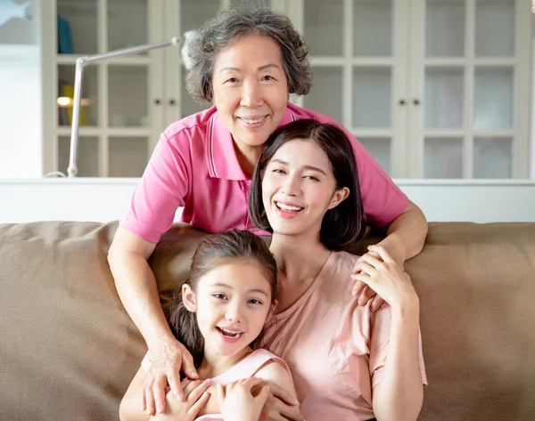 Glückliche Oma Und Tochter Mit Enkelin Hause — Stockfoto