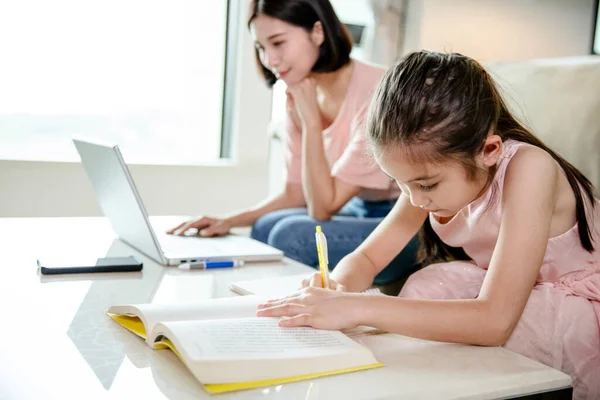 Mãe Trabalhando Casa Ajudar Filha Fazendo Trabalho Casa — Fotografia de Stock