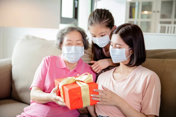 Mutter Und Großmutter Mit Tochter Mit Mundschutz Zum Muttertag — Stockfoto