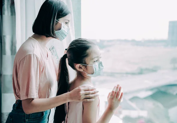 Mère Avec Fille Masque Regardant Fenêtre — Photo