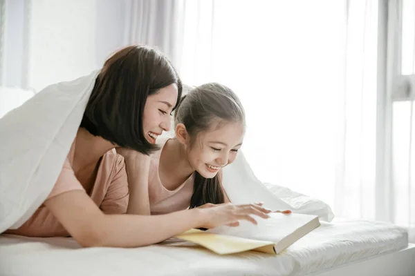 Ευτυχισμένη Μητέρα Και Κόρη Παιδί Ανάγνωση Βιβλίο Μαζί Στο Κρεβάτι — Φωτογραφία Αρχείου