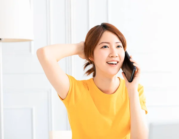 Sorrindo Jovem Mulher Falando Telefone Casa — Fotografia de Stock