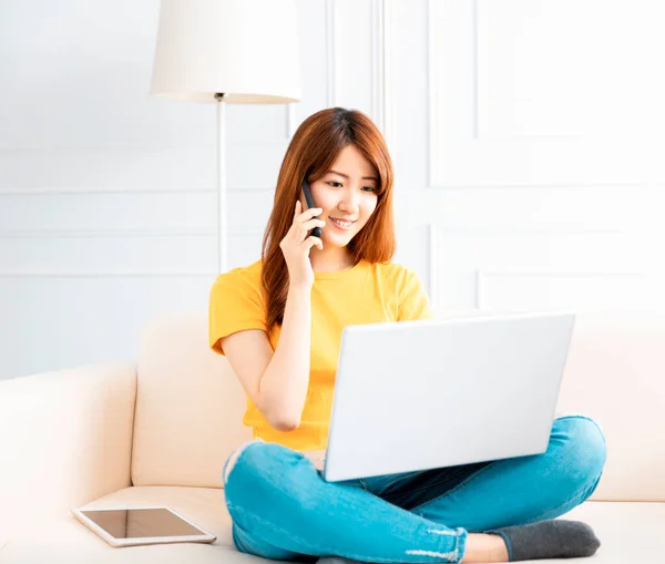 Giovane Donna Sorridente Che Lavora Sul Computer Portatile Casa — Foto Stock