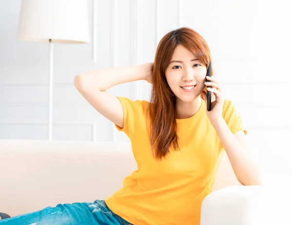 Χαμογελαστή Νεαρή Γυναίκα Που Μιλάει Στο Τηλέφωνο Στο Σπίτι — Φωτογραφία Αρχείου