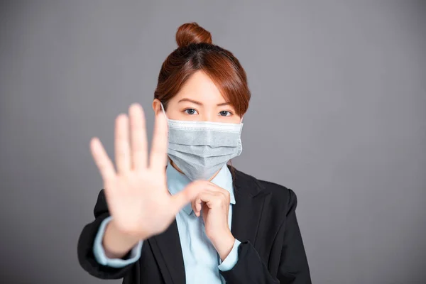 Mujer Negocios Con Máscara Protectora Mostrando Detener Gesto — Foto de Stock