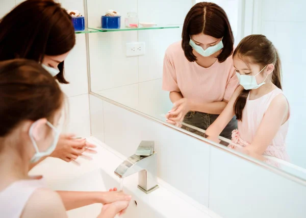 Madre Hijo Usando Mascarillas Faciales Lavándose Las Manos Durante Brote —  Fotos de Stock