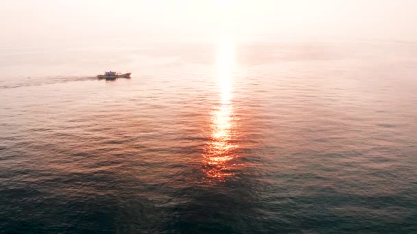 Вид Повітря Рибний Човен Море Під Час Заходу Сонця — стокове відео