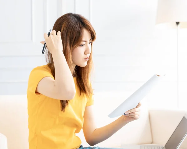 Bella Giovane Studentessa Studiare Casa — Foto Stock