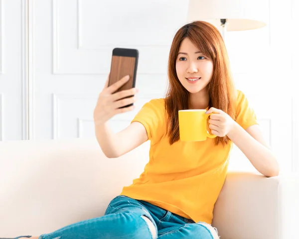 Sorrindo Jovem Mulher Chamada Vídeo Telefone Casa — Fotografia de Stock